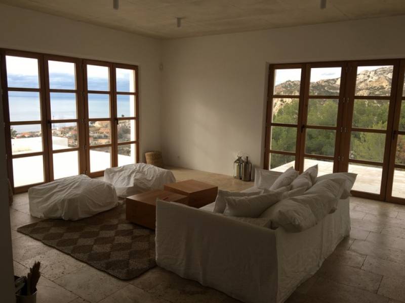 Menuiseries de façade en bois exotique rouge avec vitrage anti-effraction