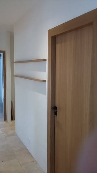 étagères pour cadres photos en laqué chêne avec alèse chêne massif